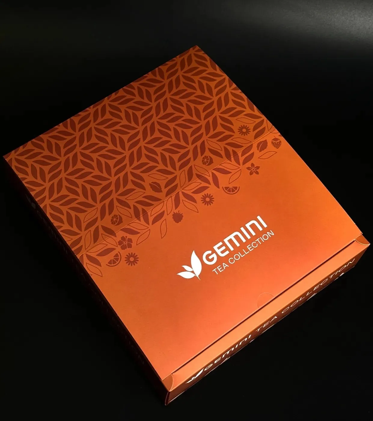 Gemini - візерунок з листя на чайній коробці
