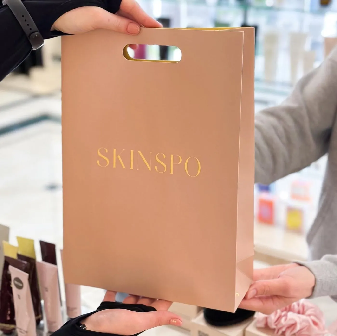 Бежевий паперовий пакет SKINSPO з логотипом і вирубною ручкою